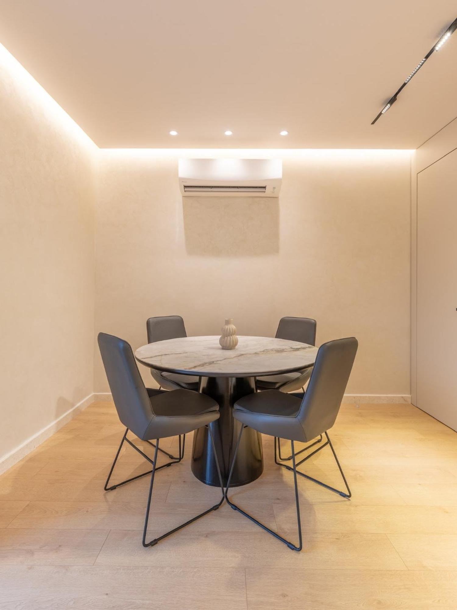 Central Inn, New Bazaar Apartment Тирана Екстер'єр фото